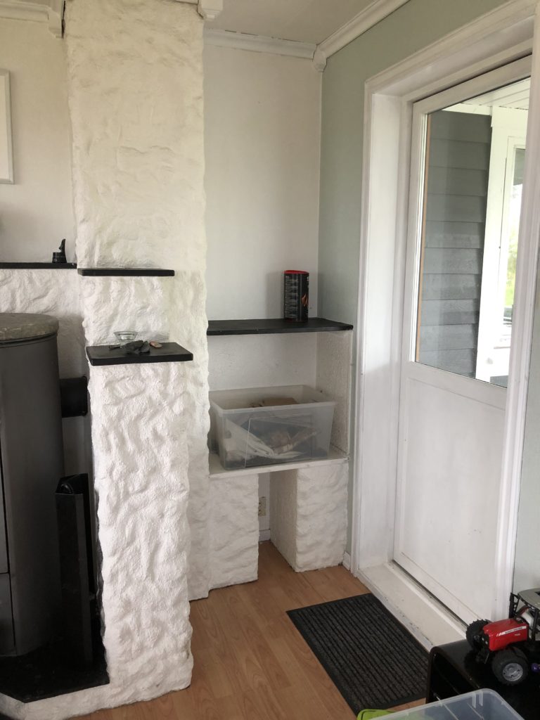 Vedplass og utgang hage